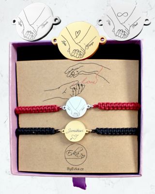 Párové partnerské náramky Na první straně jsou gravírované ruce se jmény a symbolem Na spodní straně může být Váš...